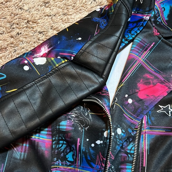 D Signed Disney Girls Moto Jacket Sz M 10/12 Descendants 2 Graffiti Zip Black - Picture 13 of 14